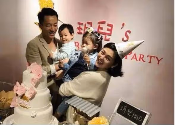 張蘭帶孫子去博物館,對著恐龍教汪希霖做龍的傳人,被吐槽沒文化