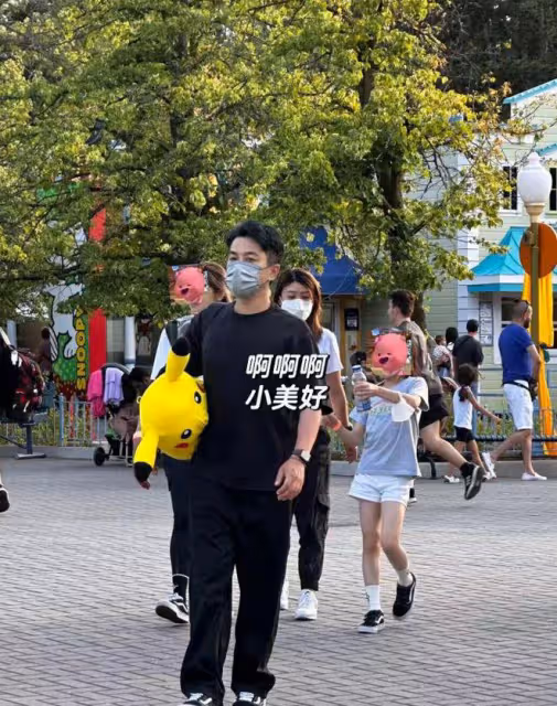 劉愷威父女國外再被偶遇,9歲小糯米雙腿纖細,走路姿勢都像楊冪