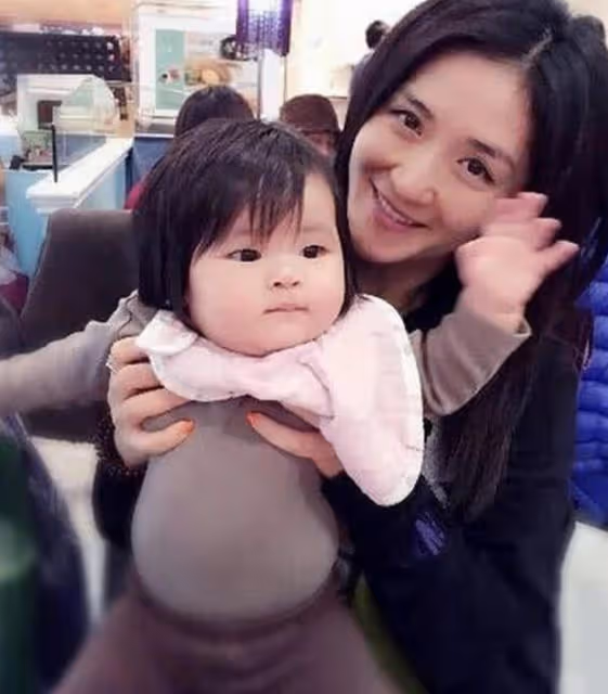 謝娜喜迎3胎?腹部隆起、常常摸肚子被狗仔抓拍,更多細節被扒
