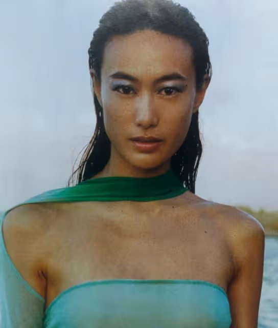 陳冠希全家義大利被偷拍,玩手機偷笑心情好,妻女近照引爭議