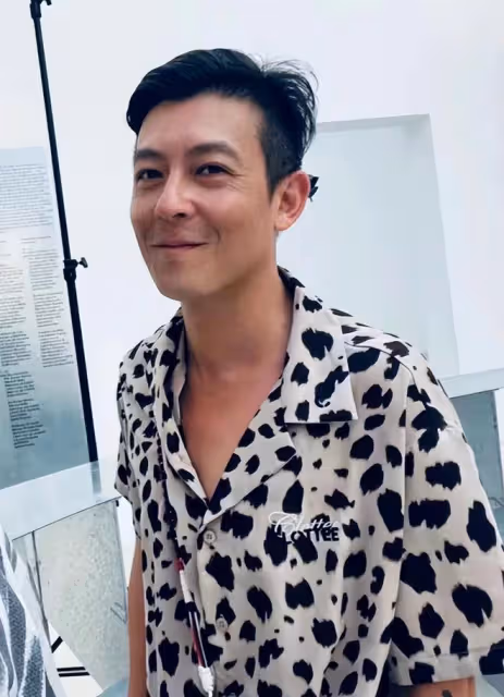 陳冠希全家義大利被偷拍,玩手機偷笑心情好,妻女近照引爭議