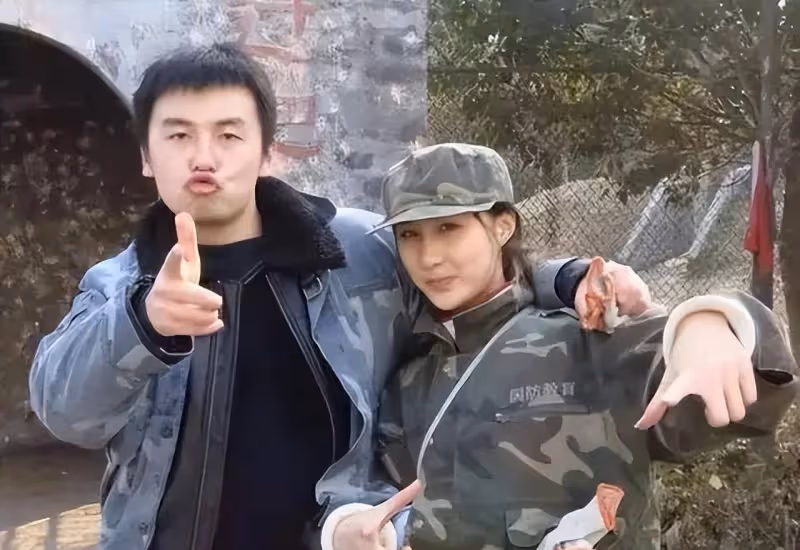 他就是雷佳音背後的老婆!穿著可人裙子的美麗女孩真是一個寶藏