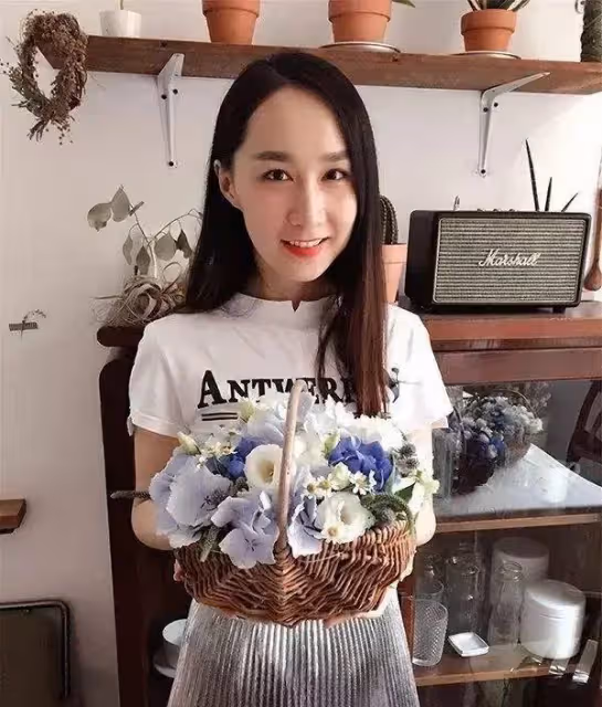 他就是雷佳音背後的老婆!穿著可人裙子的美麗女孩真是一個寶藏