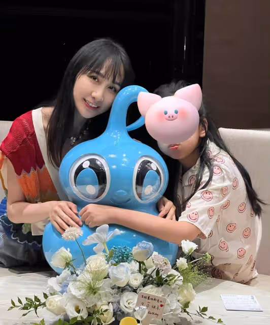 他就是雷佳音背後的老婆!穿著可人裙子的美麗女孩真是一個寶藏