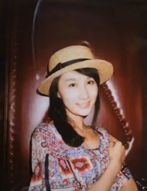 他就是雷佳音背後的老婆!穿著可人裙子的美麗女孩真是一個寶藏