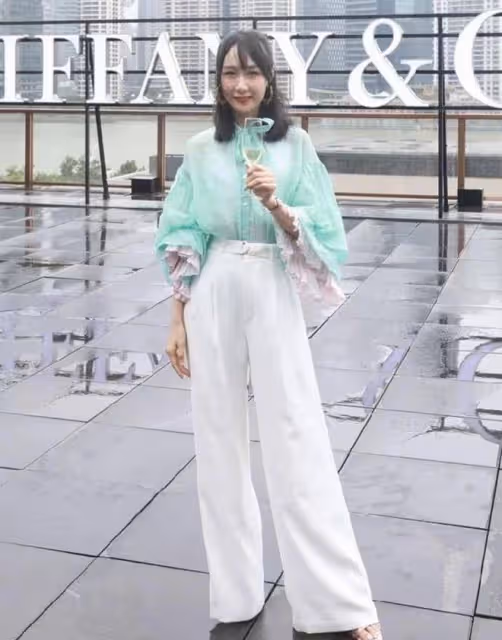 他就是雷佳音背後的老婆!穿著可人裙子的美麗女孩真是一個寶藏
