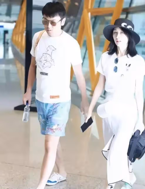 他就是雷佳音背後的老婆!穿著可人裙子的美麗女孩真是一個寶藏