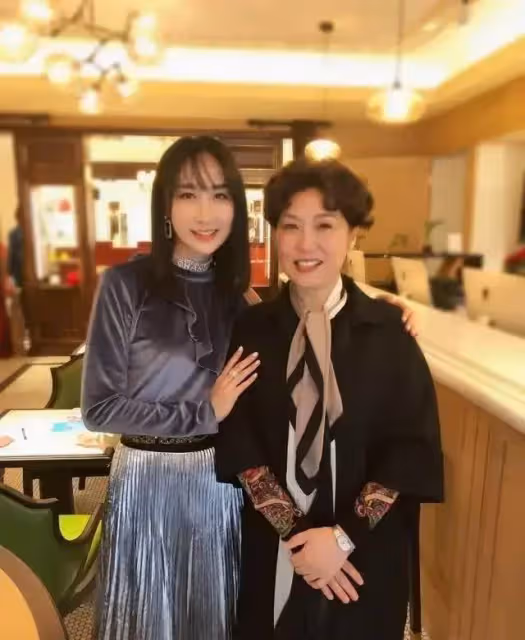 他就是雷佳音背後的老婆!穿著可人裙子的美麗女孩真是一個寶藏