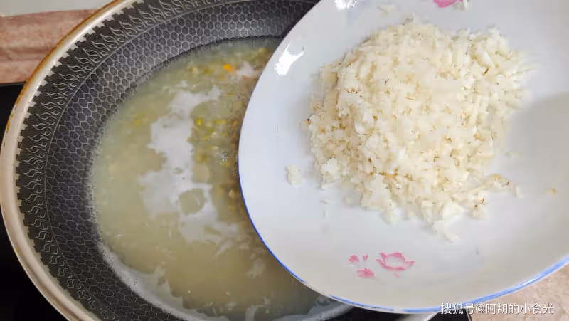 綠豆和它絕配!花少錢煮一碗,暑氣、火氣全搞定,甜兮兮好滋味,喝出清涼一夏