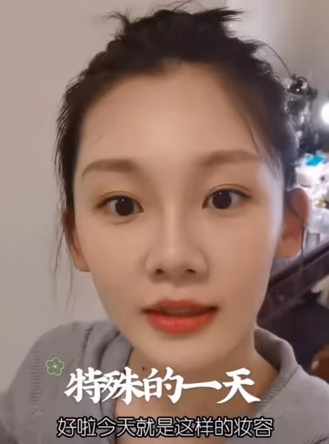 鄭愷一家四口出遊,苗苗罕見化美妝穿露腰裝,身材纖瘦小蠻腰搶鏡