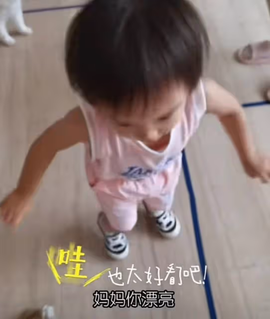 鄭愷一家四口出遊,苗苗罕見化美妝穿露腰裝,身材纖瘦小蠻腰搶鏡