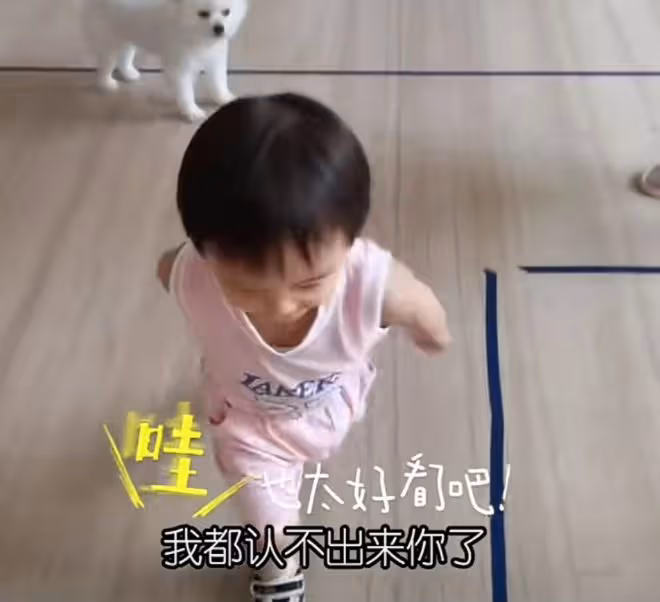 鄭愷一家四口出遊,苗苗罕見化美妝穿露腰裝,身材纖瘦小蠻腰搶鏡