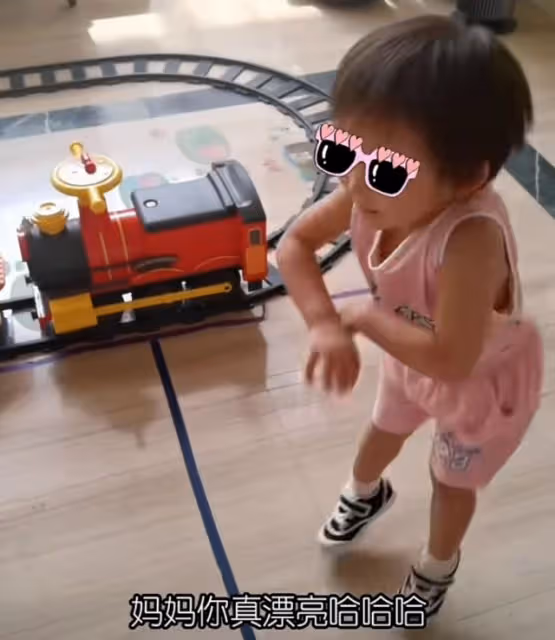 鄭愷一家四口出遊,苗苗罕見化美妝穿露腰裝,身材纖瘦小蠻腰搶鏡