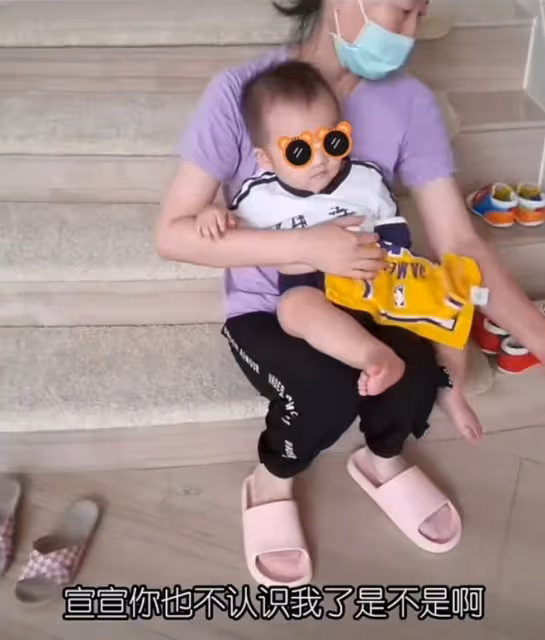 鄭愷一家四口出遊,苗苗罕見化美妝穿露腰裝,身材纖瘦小蠻腰搶鏡