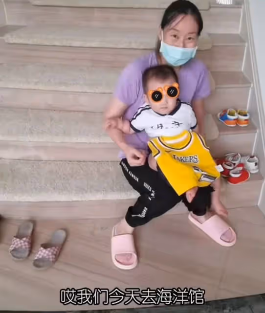 鄭愷一家四口出遊,苗苗罕見化美妝穿露腰裝,身材纖瘦小蠻腰搶鏡