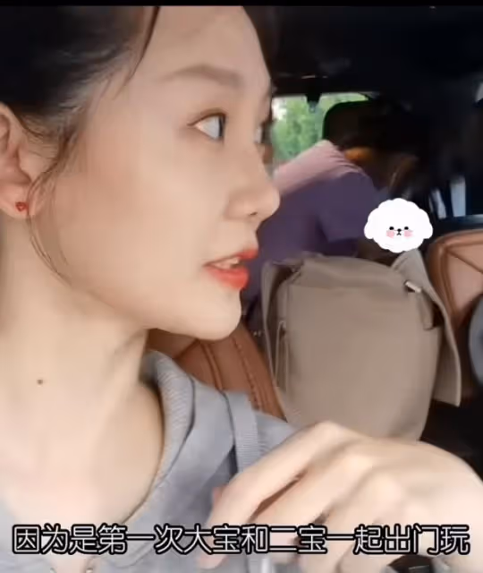 鄭愷一家四口出遊,苗苗罕見化美妝穿露腰裝,身材纖瘦小蠻腰搶鏡