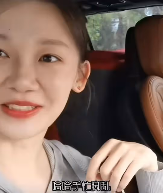 鄭愷一家四口出遊,苗苗罕見化美妝穿露腰裝,身材纖瘦小蠻腰搶鏡