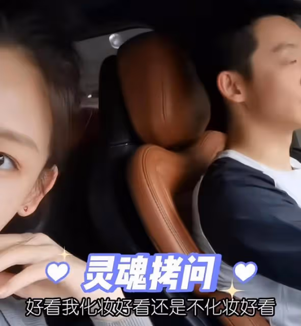鄭愷一家四口出遊,苗苗罕見化美妝穿露腰裝,身材纖瘦小蠻腰搶鏡