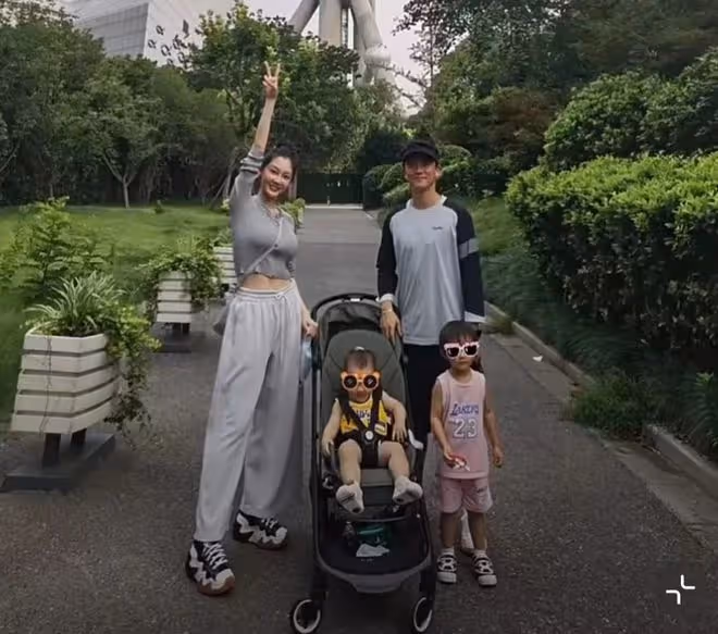 鄭愷一家四口出遊,苗苗罕見化美妝穿露腰裝,身材纖瘦小蠻腰搶鏡