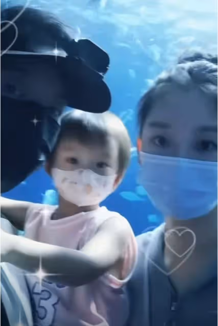 鄭愷一家四口出遊,苗苗罕見化美妝穿露腰裝,身材纖瘦小蠻腰搶鏡