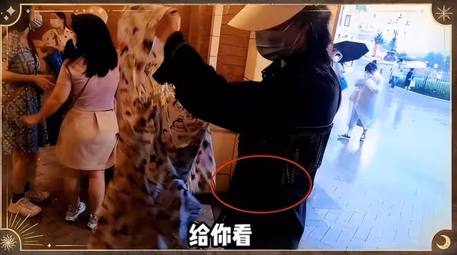 鄭愷一家四口出遊,苗苗罕見化美妝穿露腰裝,身材纖瘦小蠻腰搶鏡