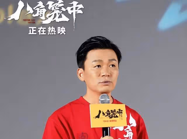 王寶強過安檢,行李箱一直響個不停, 拿出東西後:老姐和陳思誠送的