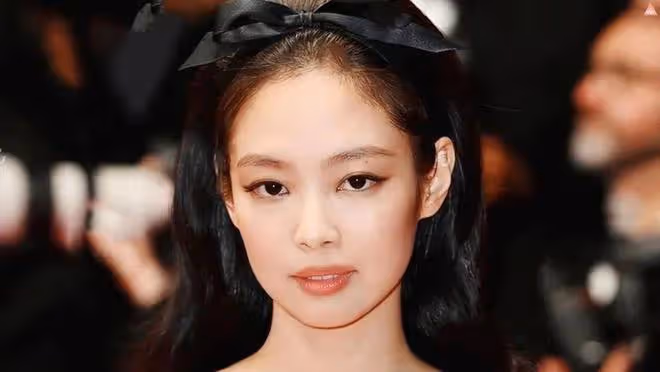 JENNIE回應舞台划水爭議?無法適應高跟鞋;吸毒男偶像進入戒毒所?