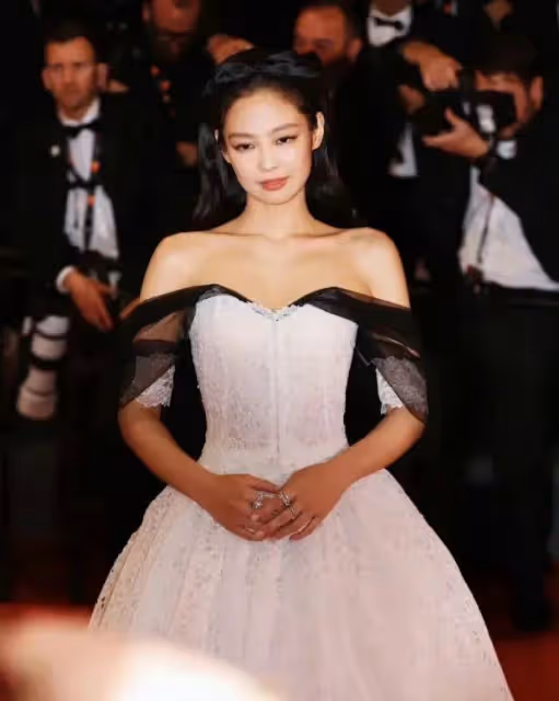 JENNIE回應舞台划水爭議?無法適應高跟鞋;吸毒男偶像進入戒毒所?