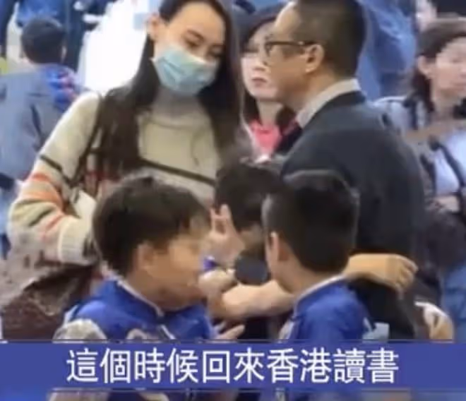 曝李嘉誠梁洛施私下做交易,仨兒隨母住原因曝光,李澤楷被瞞14年