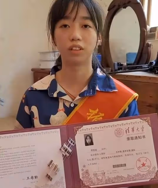 女孩考上清華,獲獎20萬助學金,網友:別人上學賺錢,我上學賠錢