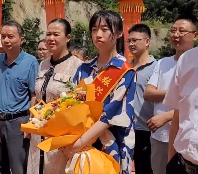 女孩考上清華,獲獎20萬助學金,網友:別人上學賺錢,我上學賠錢