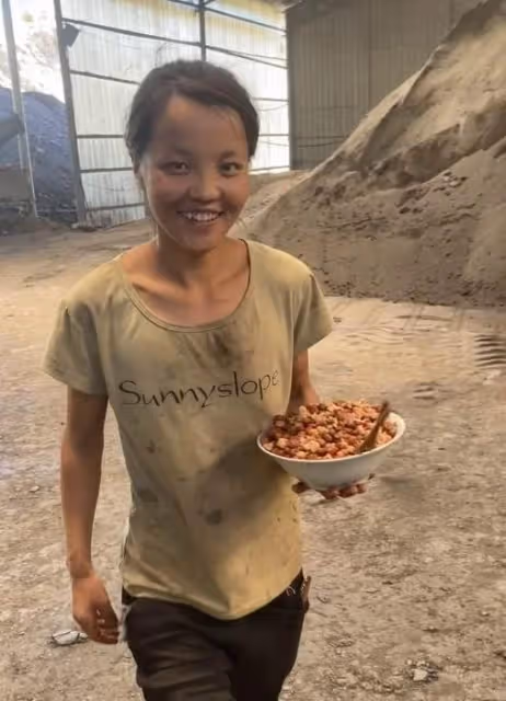 農民工夫妻生活窘迫,要撫養4個孩子,他們的笑容讓不少網友動容