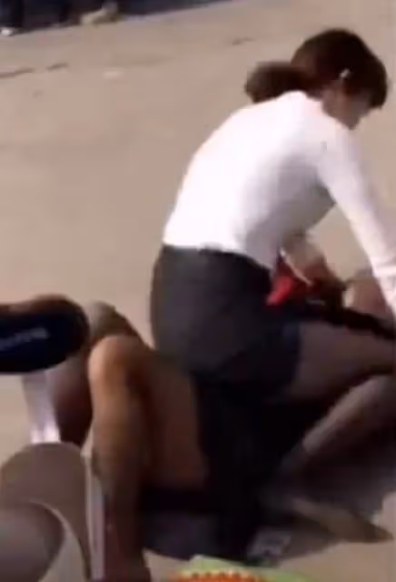 兩女子當街大打出手,前妻暴揍現任:她搶我男人,還說我身材不好