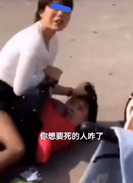 兩女子當街大打出手,前妻暴揍現任:她搶我男人,還說我身材不好