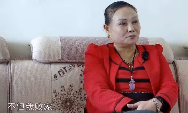 大媽花錢沒有節制,想找個老伴養她,坦言:我很敗家,啥貴穿啥