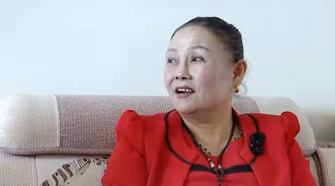 大媽花錢沒有節制,想找個老伴養她,坦言:我很敗家,啥貴穿啥
