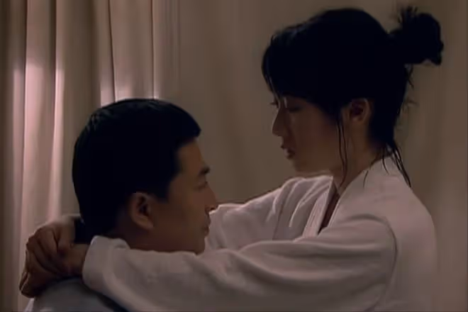他娶過郝蕾,愛過王珞丹,負了殷桃,沒想到38歲時娶了小12歲的她