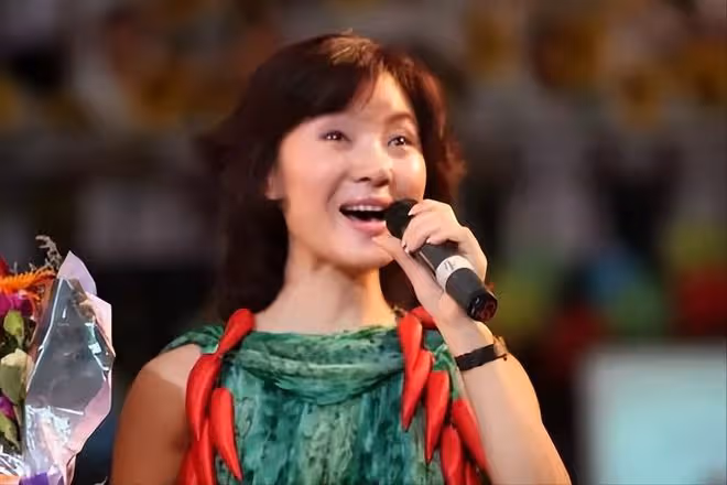 曾11次登上春晚的她,出軌整容醫生轉移前夫12億財產,太「狠」