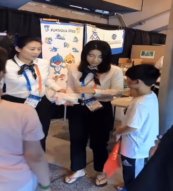 郭晶晶一個細節引不少熱議!網友:豪門兒媳也穿人字拖,太接地氣