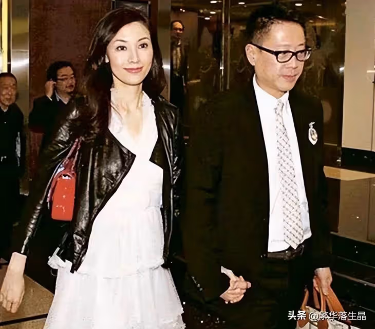 李嘉欣一家三口外出遊玩,與許晉亨合影像兩輩人,兒子打扮顯成熟