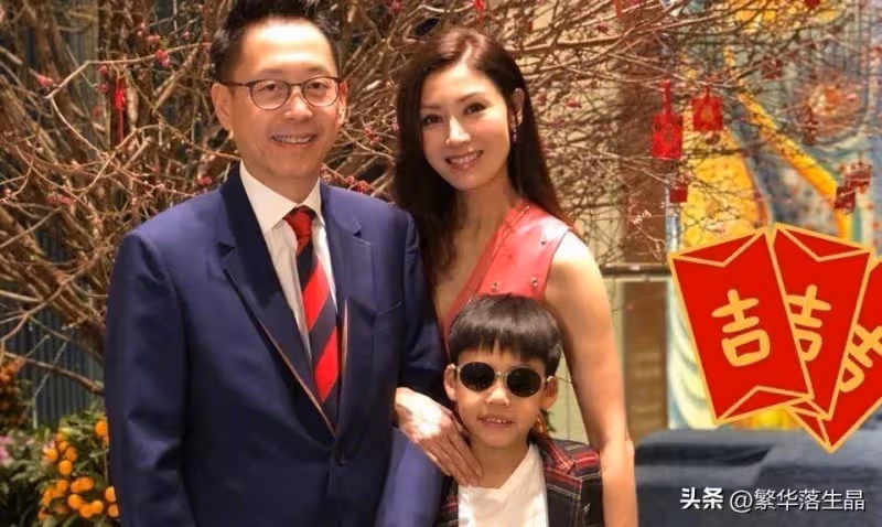 李嘉欣一家三口外出遊玩,與許晉亨合影像兩輩人,兒子打扮顯成熟