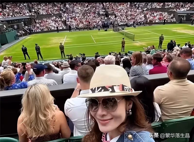 李嘉欣一家三口外出遊玩,與許晉亨合影像兩輩人,兒子打扮顯成熟
