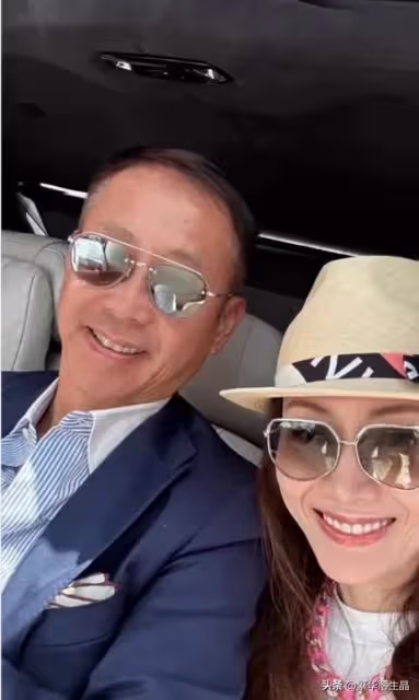 李嘉欣一家三口外出遊玩,與許晉亨合影像兩輩人,兒子打扮顯成熟