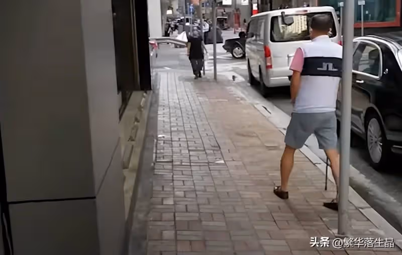 李嘉欣一家三口外出遊玩,與許晉亨合影像兩輩人,兒子打扮顯成熟