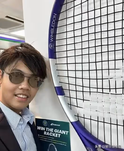 李嘉欣一家三口外出遊玩,與許晉亨合影像兩輩人,兒子打扮顯成熟