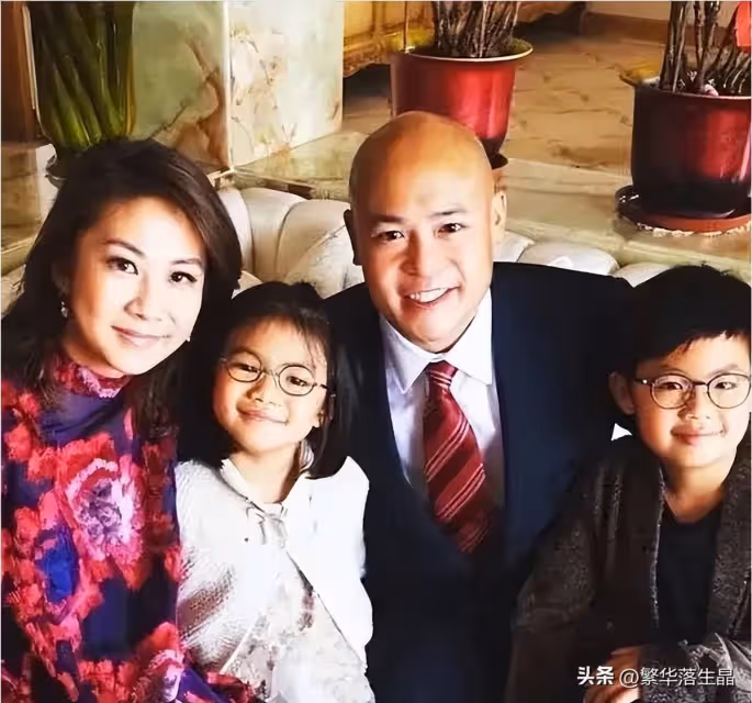 李嘉欣一家三口外出遊玩,與許晉亨合影像兩輩人,兒子打扮顯成熟
