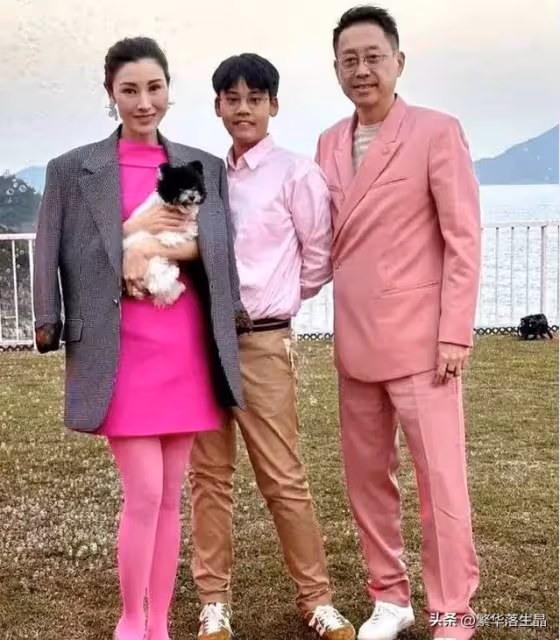 李嘉欣一家三口外出遊玩,與許晉亨合影像兩輩人,兒子打扮顯成熟
