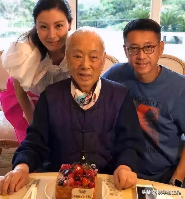 李嘉欣一家三口外出遊玩,與許晉亨合影像兩輩人,兒子打扮顯成熟