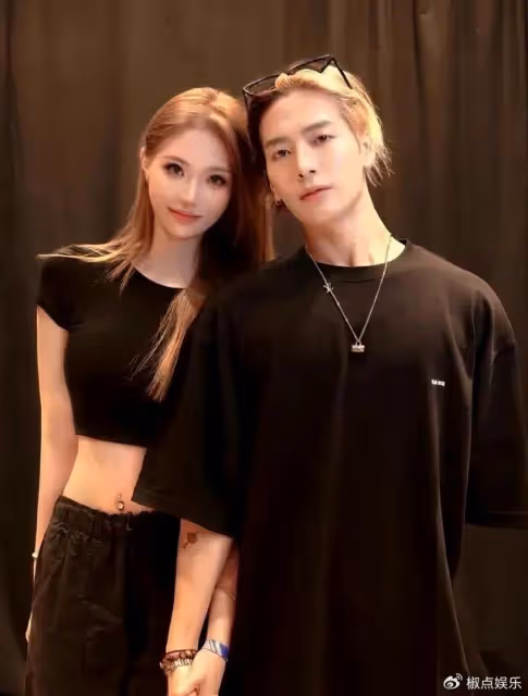 王嘉爾紳士人設崩塌?和海量辣妹十指緊扣,摟女方脖子被批太油膩