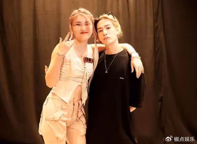 王嘉爾紳士人設崩塌?和海量辣妹十指緊扣,摟女方脖子被批太油膩